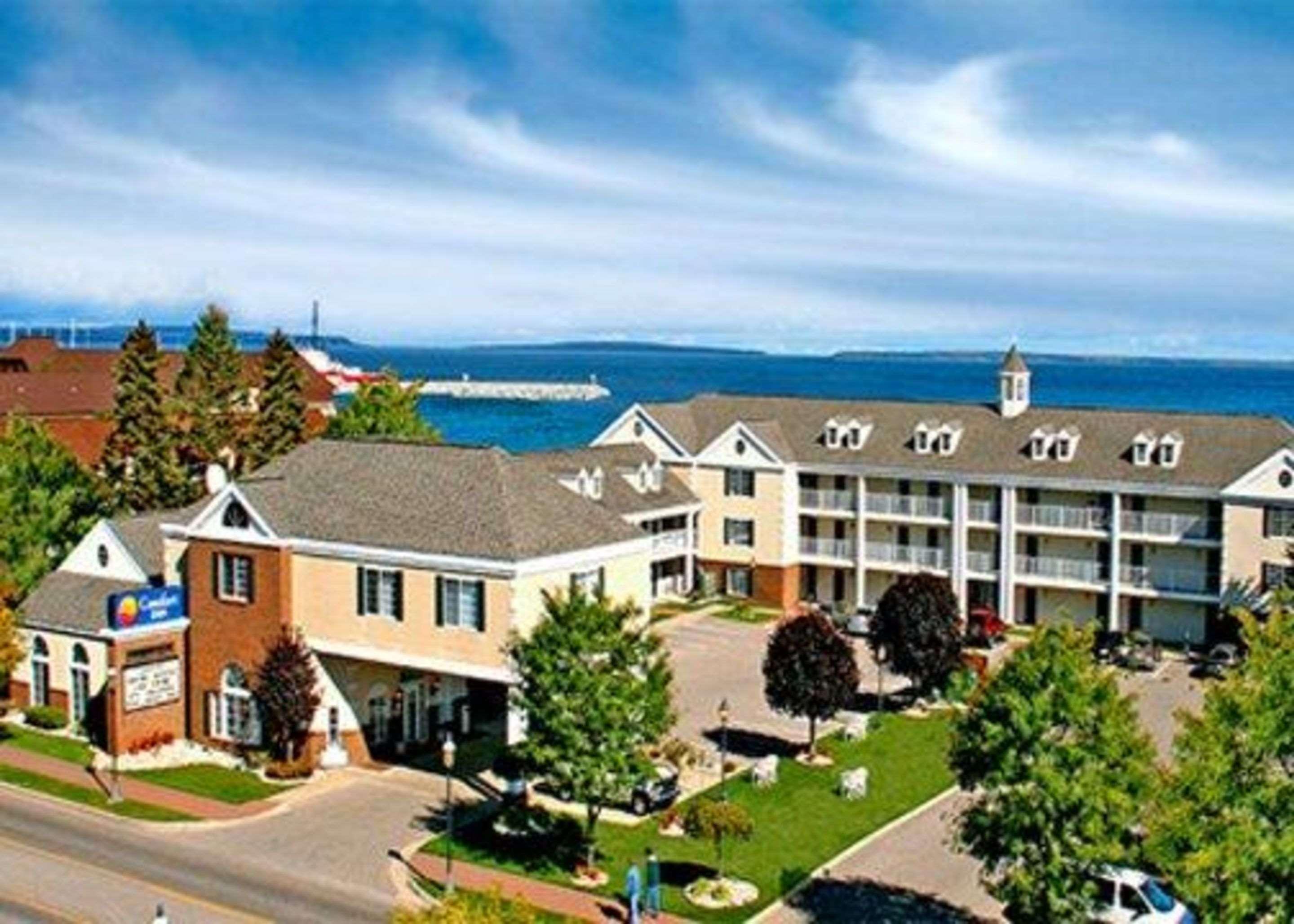 Comfort Inn Lakeside Mackinaw City Exterior photo